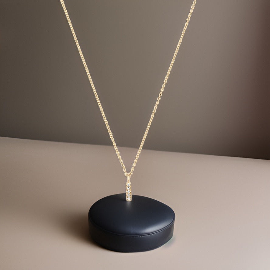 Collier Cervin Blanc avec initiale en diamant I en or 18 carats