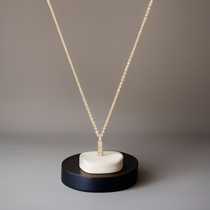 Collier Cervin Blanc avec initiale en diamant I en or 18 carats