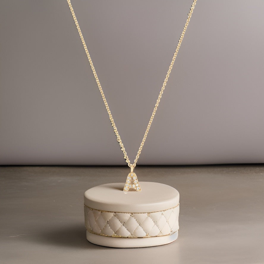 Collier Cervin Blanc en or 18 carats avec initiale en diamant et pendentif A