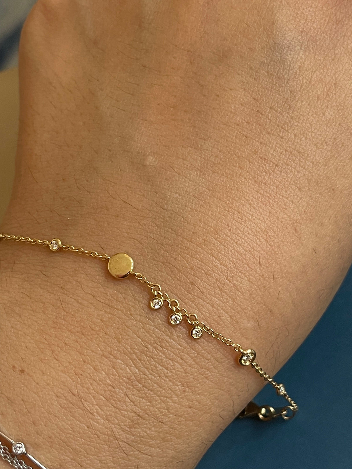 Bracelet en or jaune 18 carats serti de diamants (0,15 carat) avec breloques en forme de disque et pendentifs clos.