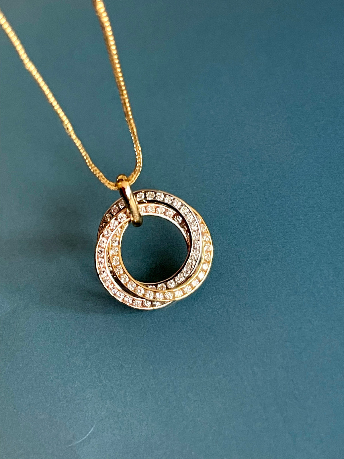 Collier en or 18 carats serti de diamants, motif Cercle de Vie entrelacé tricolore
