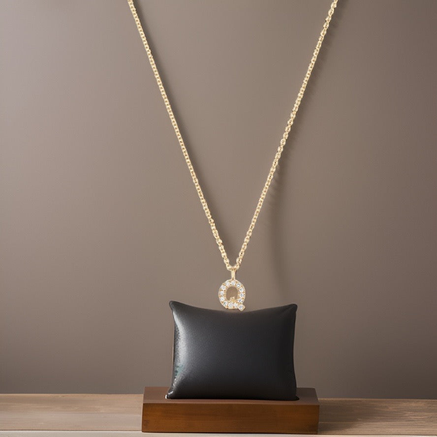 Collier Cervin Blanc avec initiale Q en diamant et or 18 carats