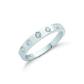 Bague en or blanc 9 carats sertie de 5 diamants (0,32 carat au total).