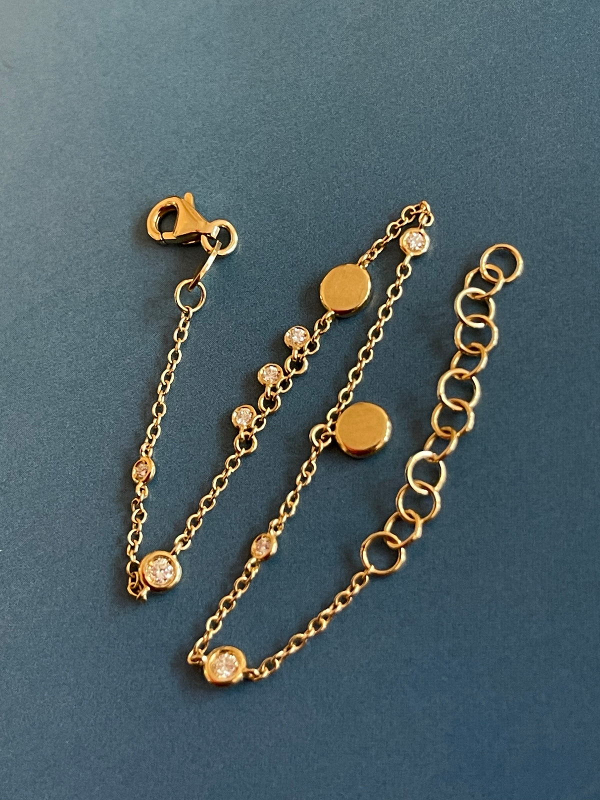 Bracelet en or jaune 18 carats serti de diamants (0,15 carat) avec breloques en forme de disque et pendentifs clos.