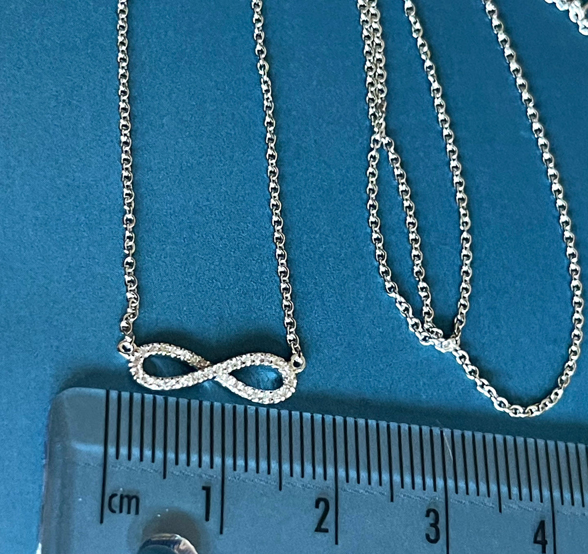 COLLIER DIAMANT INFINI EN OR BLANC 18 CARATS