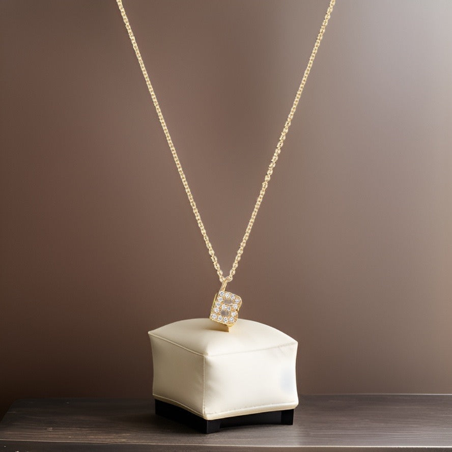 Collier Cervin Blanc avec initiale en diamant et or 18 carats