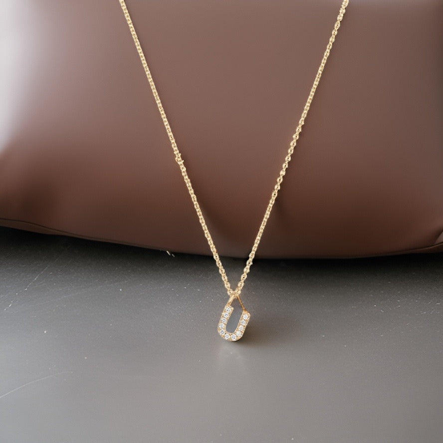 Collier Cervin Blanc avec initiale en diamant U en or 18 carats