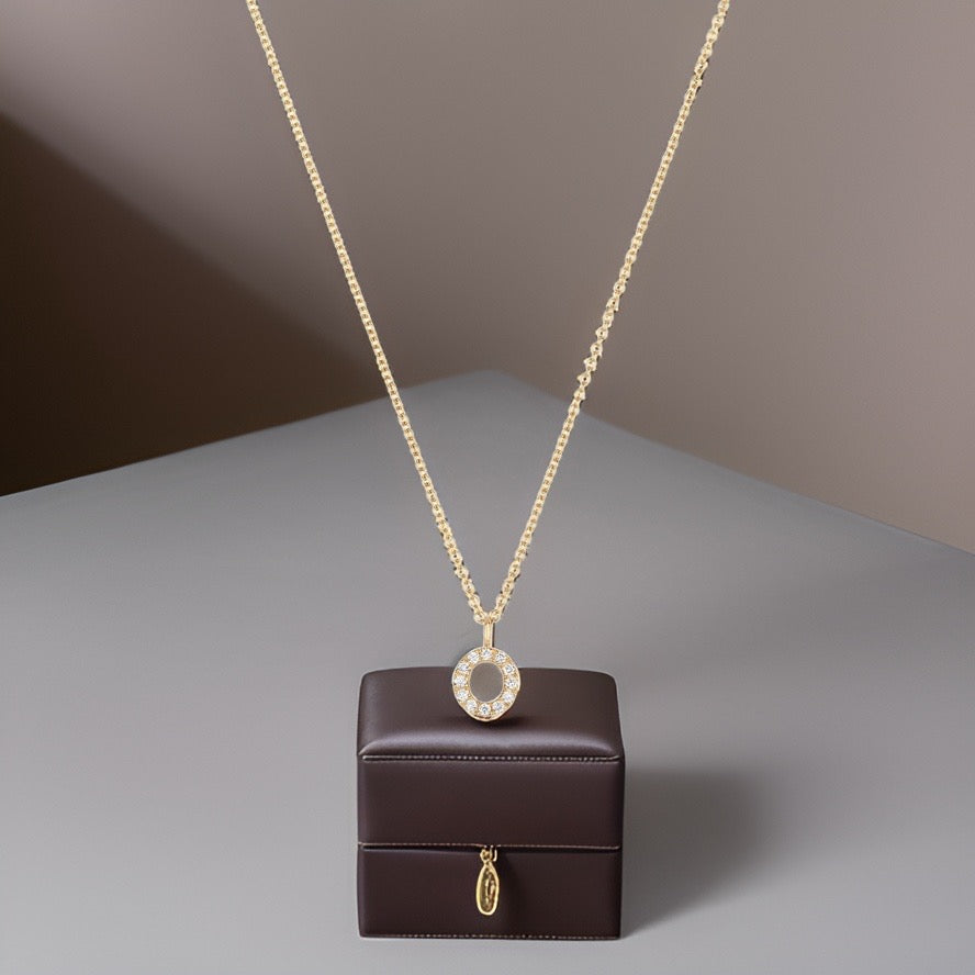 Collier Cervin Blanc avec initiale O en diamant et or 18 carats
