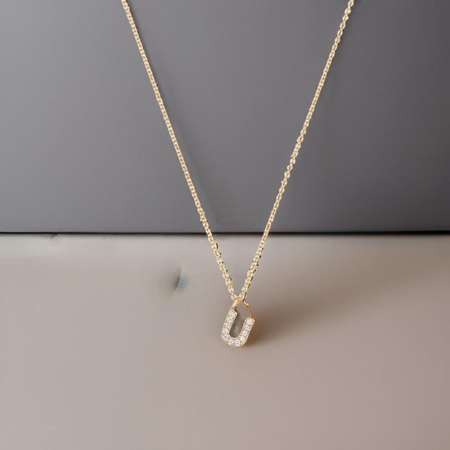 Collier Cervin Blanc avec initiale en diamant U en or 18 carats