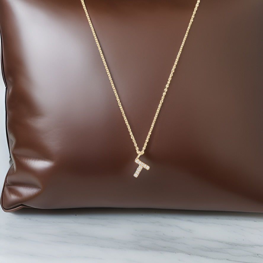 Collier Cervin Blanc en or jaune 18 carats avec initiale T et diamants