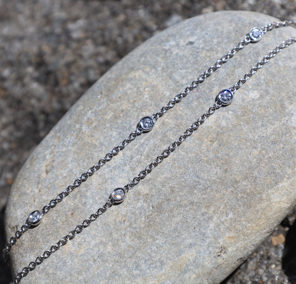 Herzförmige Halskette aus Weißgold mit verstreuten Diamanten