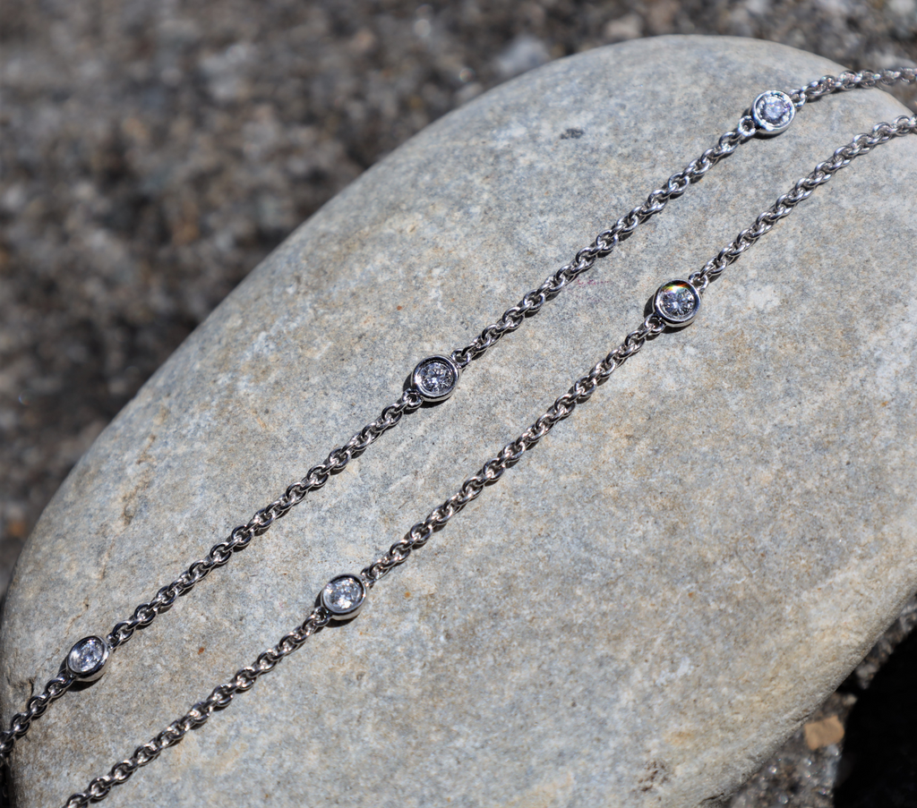 Herzförmige Halskette aus Weißgold mit verstreuten Diamanten