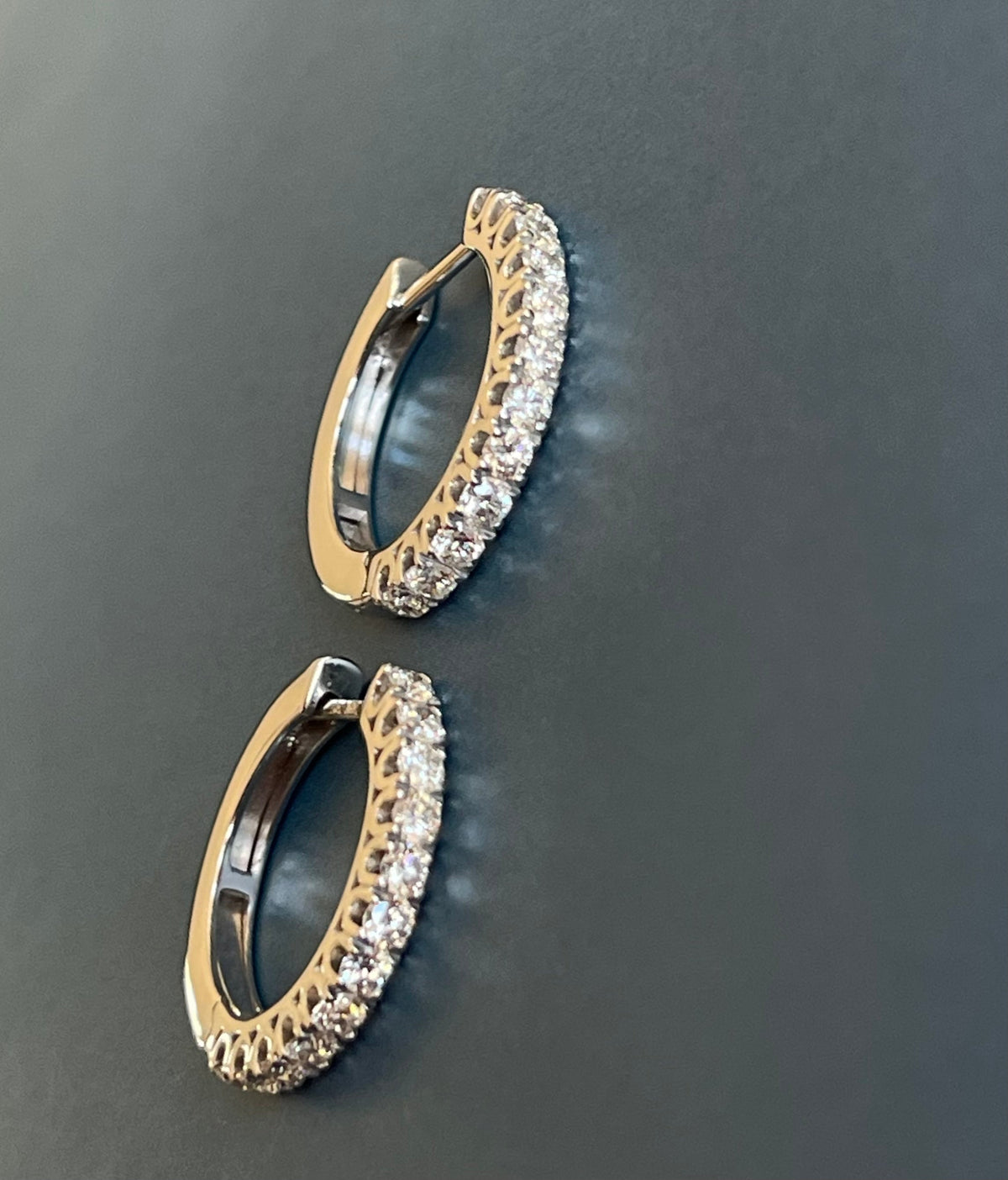 Boucles d'oreilles créoles en or blanc 18 carats serties de diamants (1 carat).