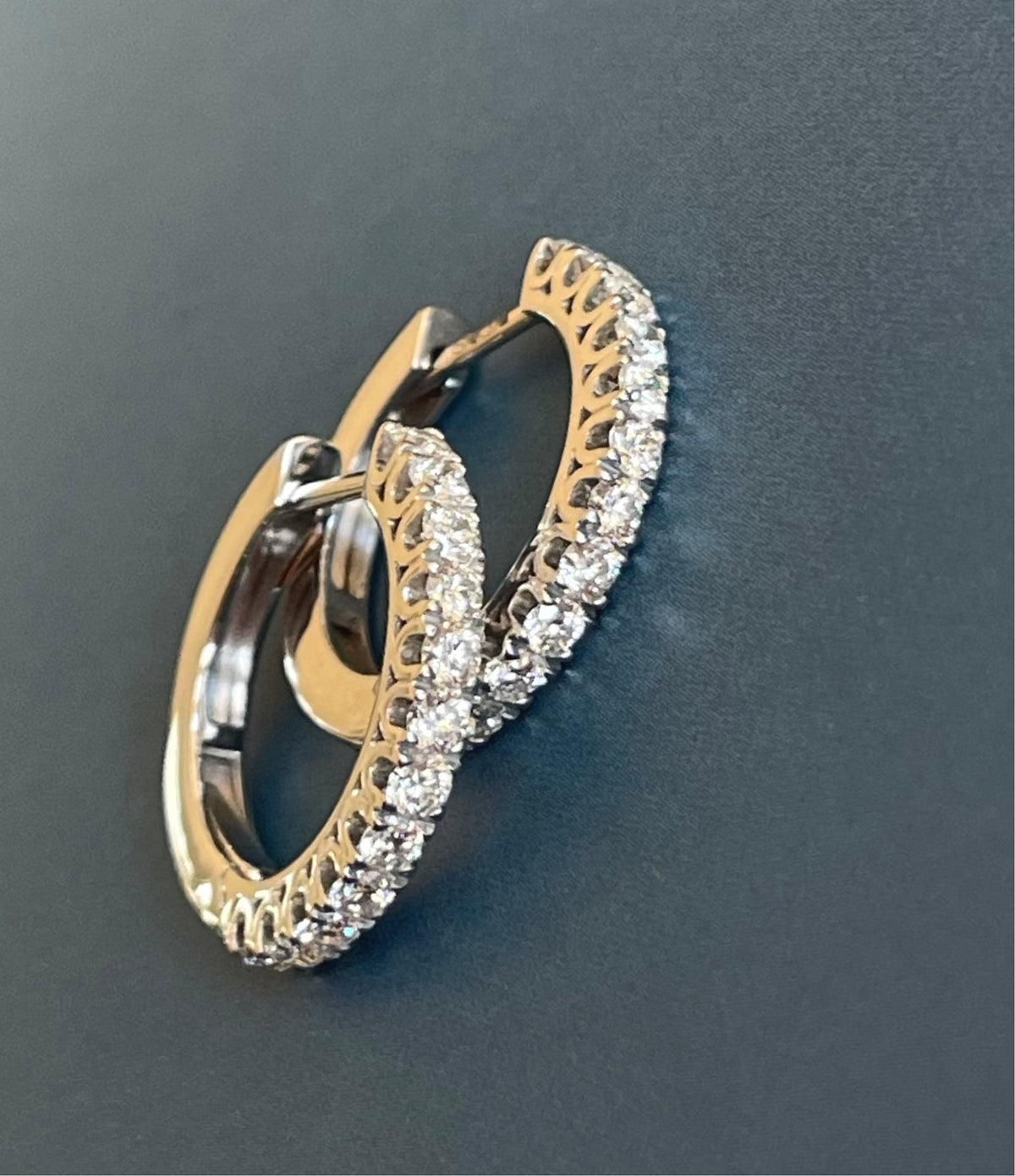 Boucles d'oreilles créoles en or blanc 18 carats serties de diamants (1 carat).