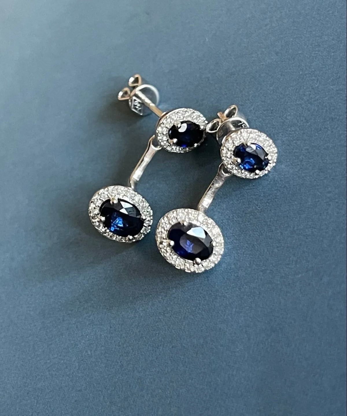 Boucles d'oreilles en or blanc, saphir et diamants, style veste