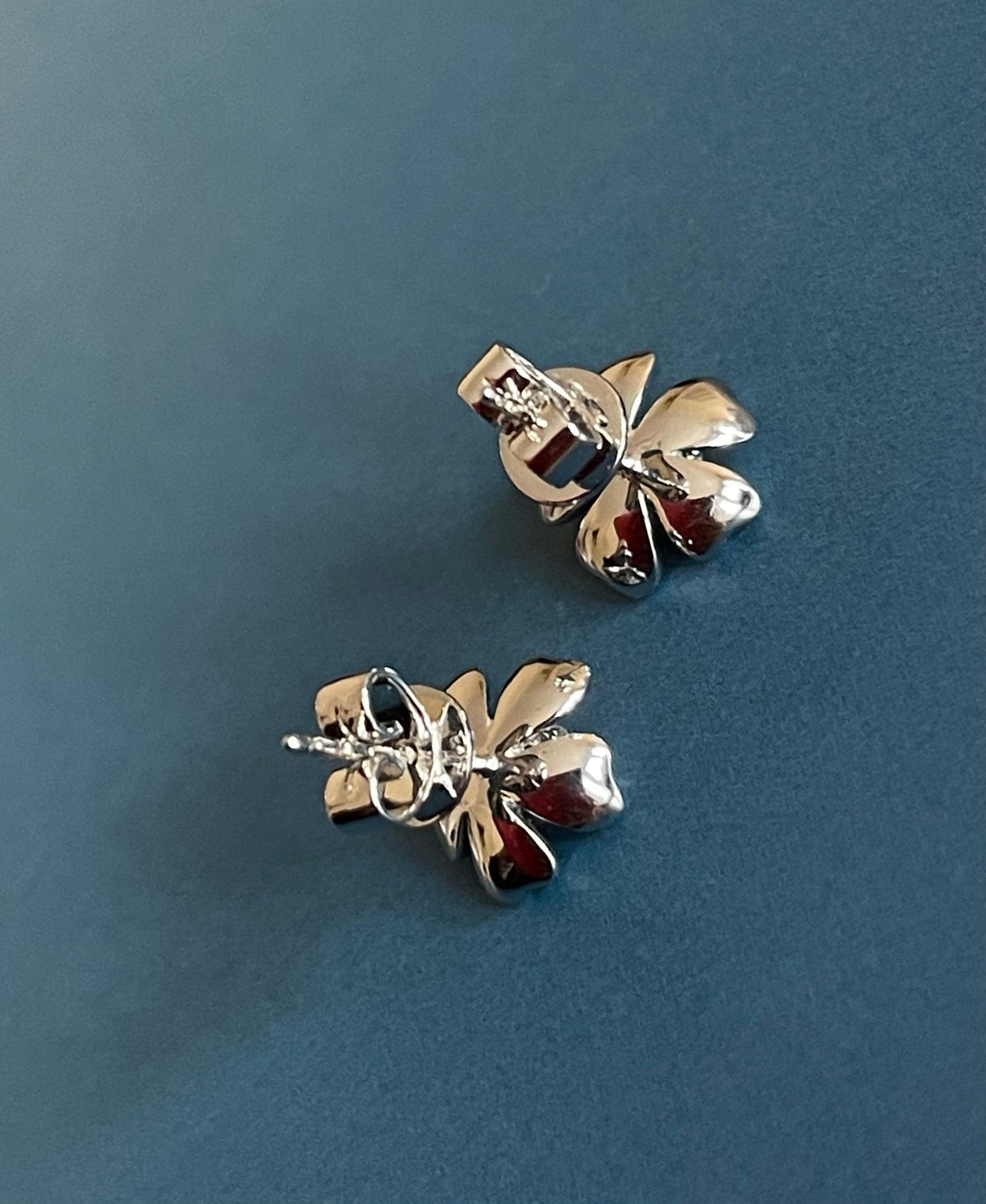 Boucles d'oreilles en diamant en forme de trèfle, puces d'oreilles en or blanc 18 carats