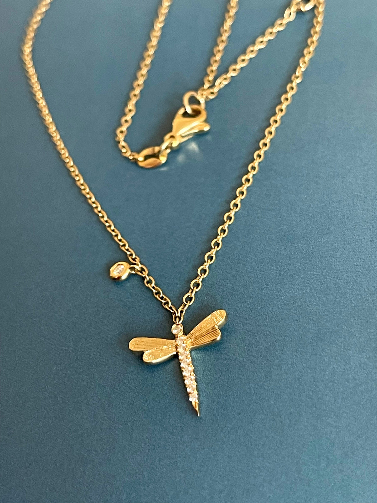  Collana in oro giallo 18 carati con diamanti, ciondolo a forma di libellula con ciondolo solitario