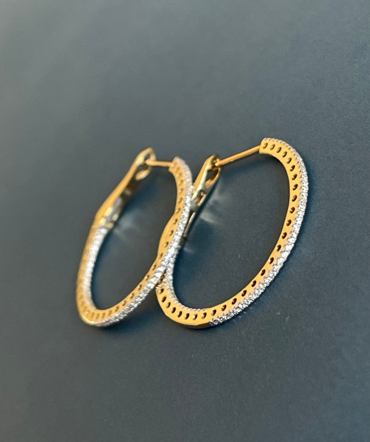 Boucles d'oreilles en or jaune 18 carats, serties de diamants (0,50 ct à l'intérieur et à l'extérieur).