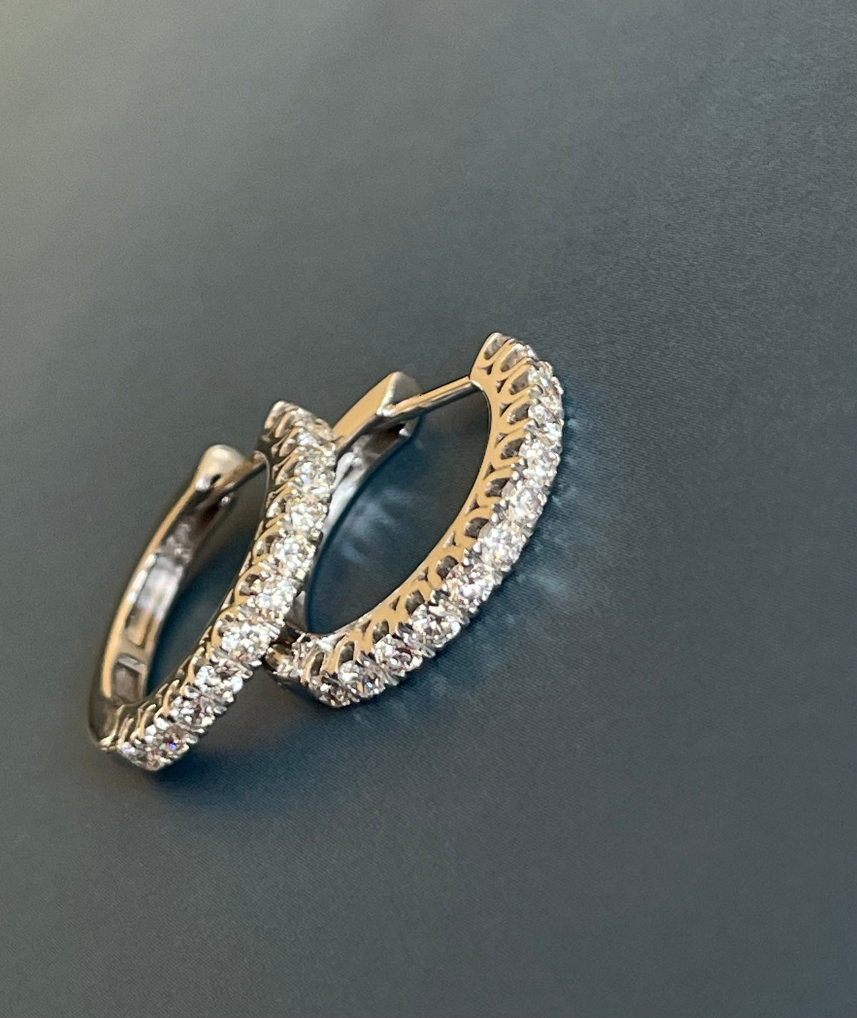 Boucles d'oreilles créoles en or blanc 18 carats serties de diamants (1 carat).
