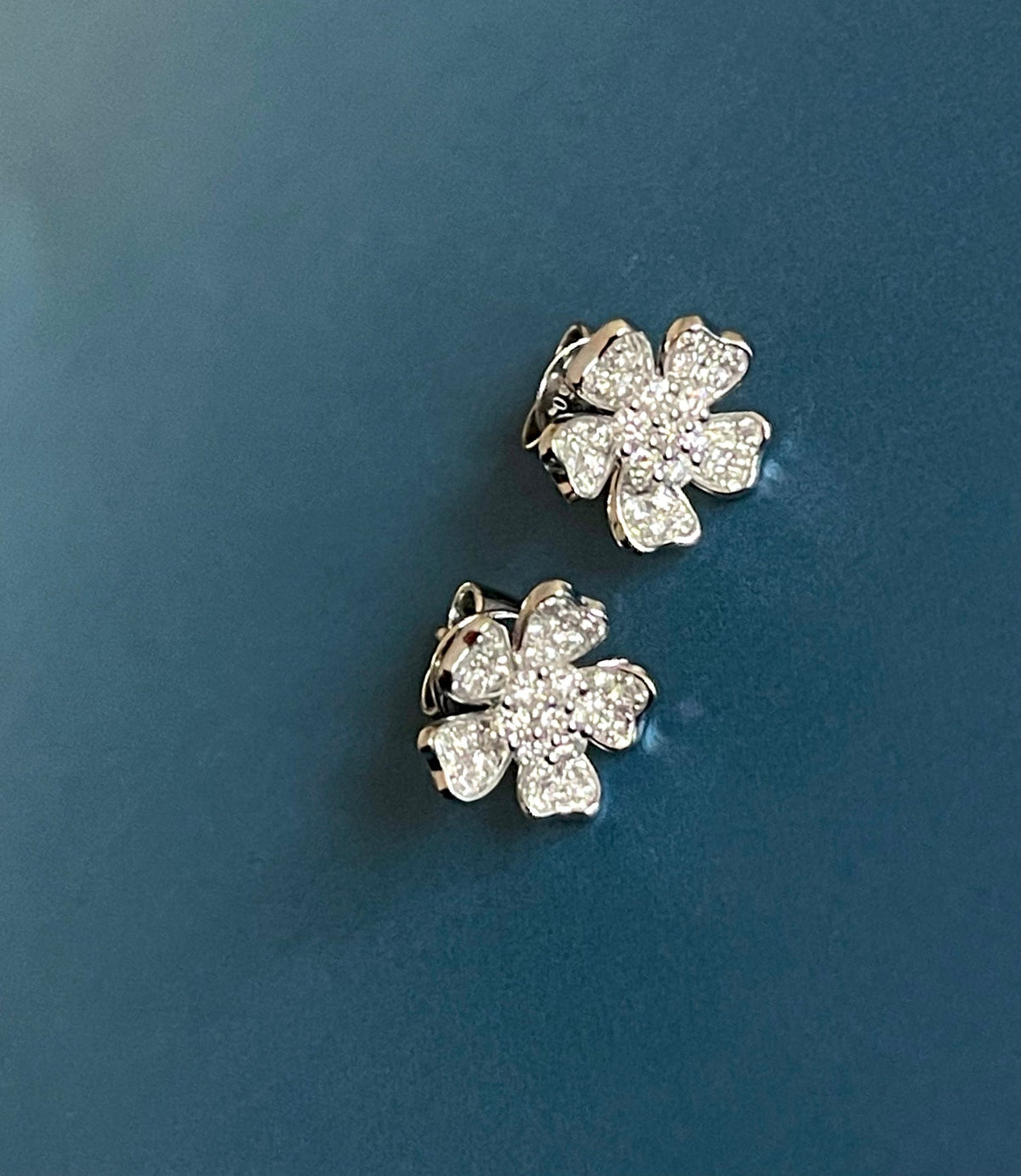 Boucles d'oreilles en diamant en forme de trèfle, puces d'oreilles en or blanc 18 carats