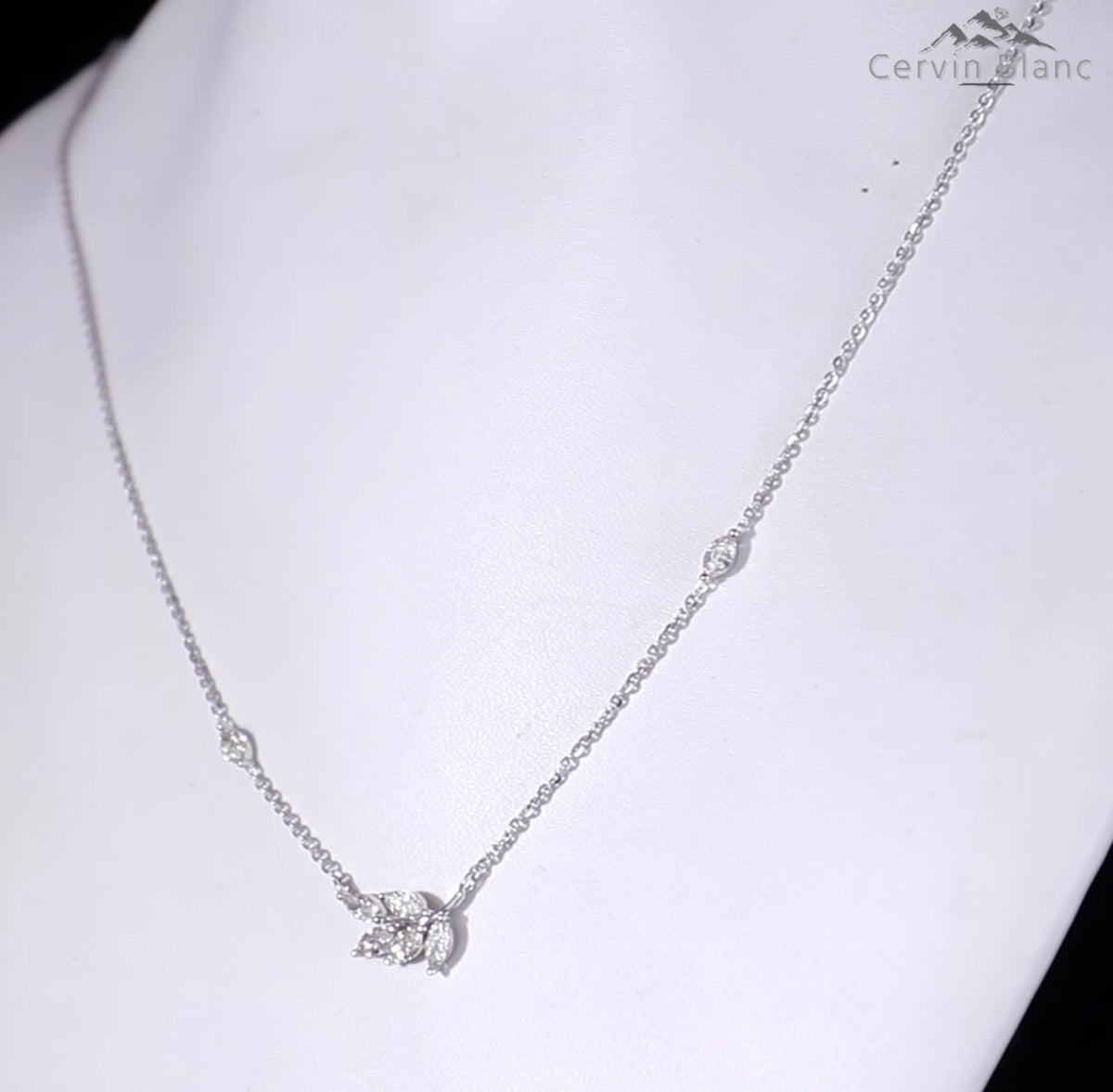 Collier en or blanc 18 carats serti d'un diamant taille marquise de 1,15 carat, formant une feuille.