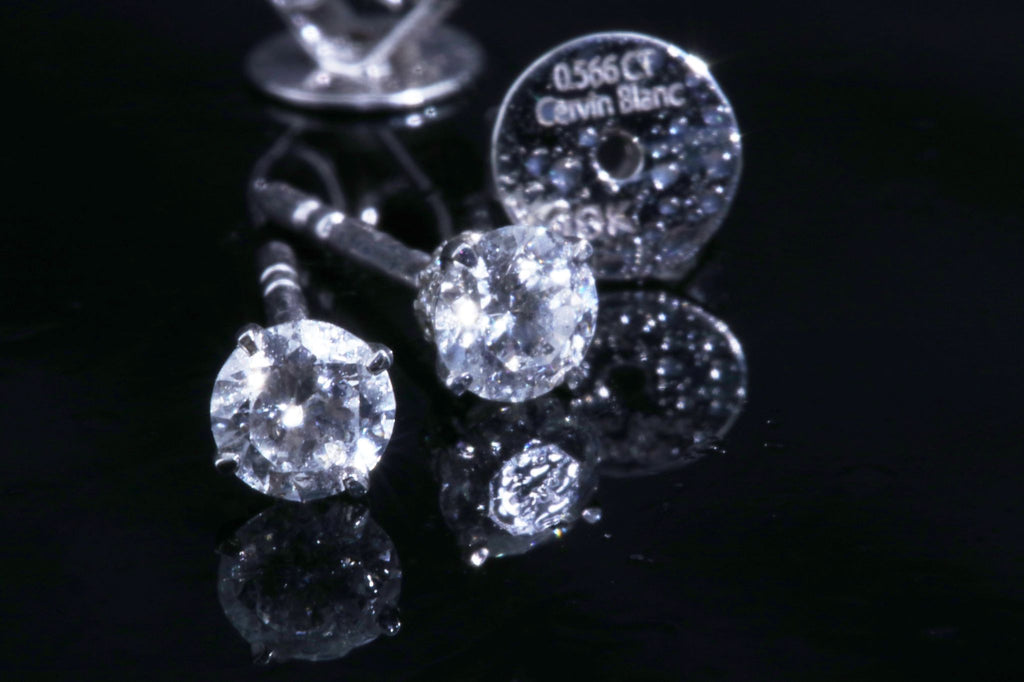  Orecchini in oro bianco con diamanti solitari da 0,57 ct