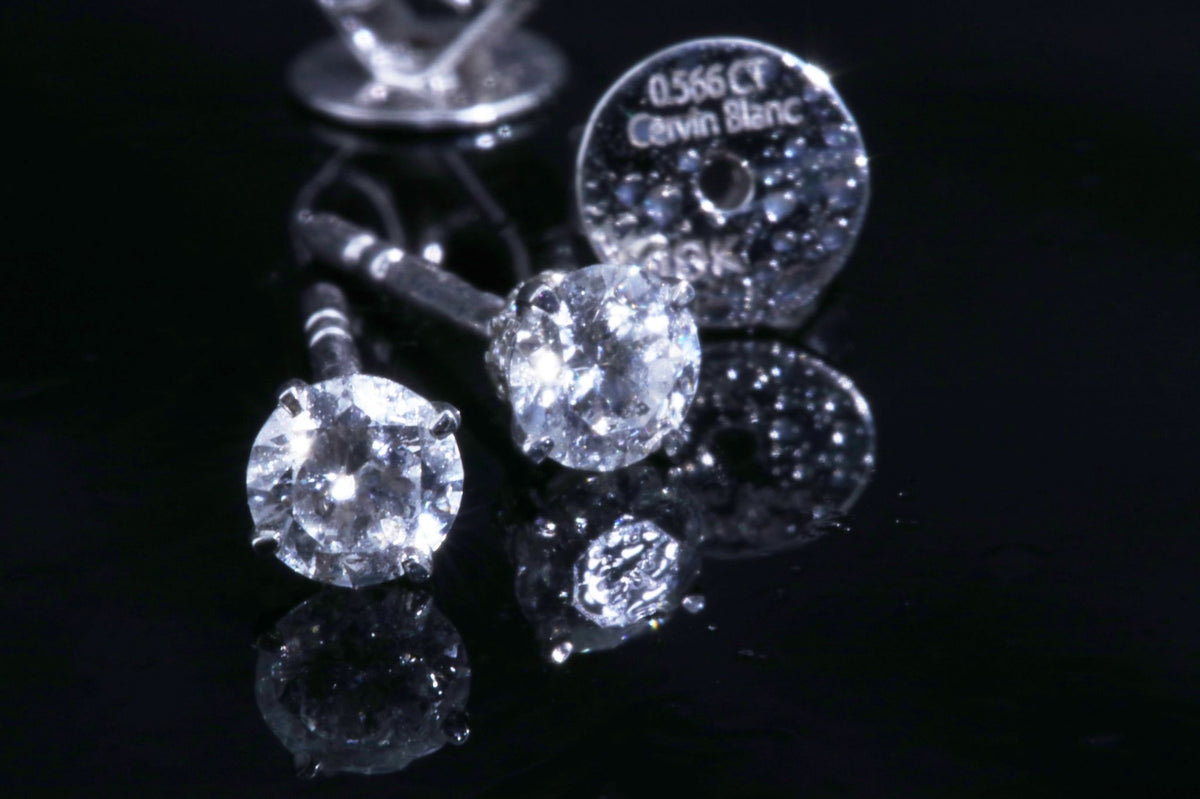  Orecchini in oro bianco con diamanti solitari da 0,57 ct