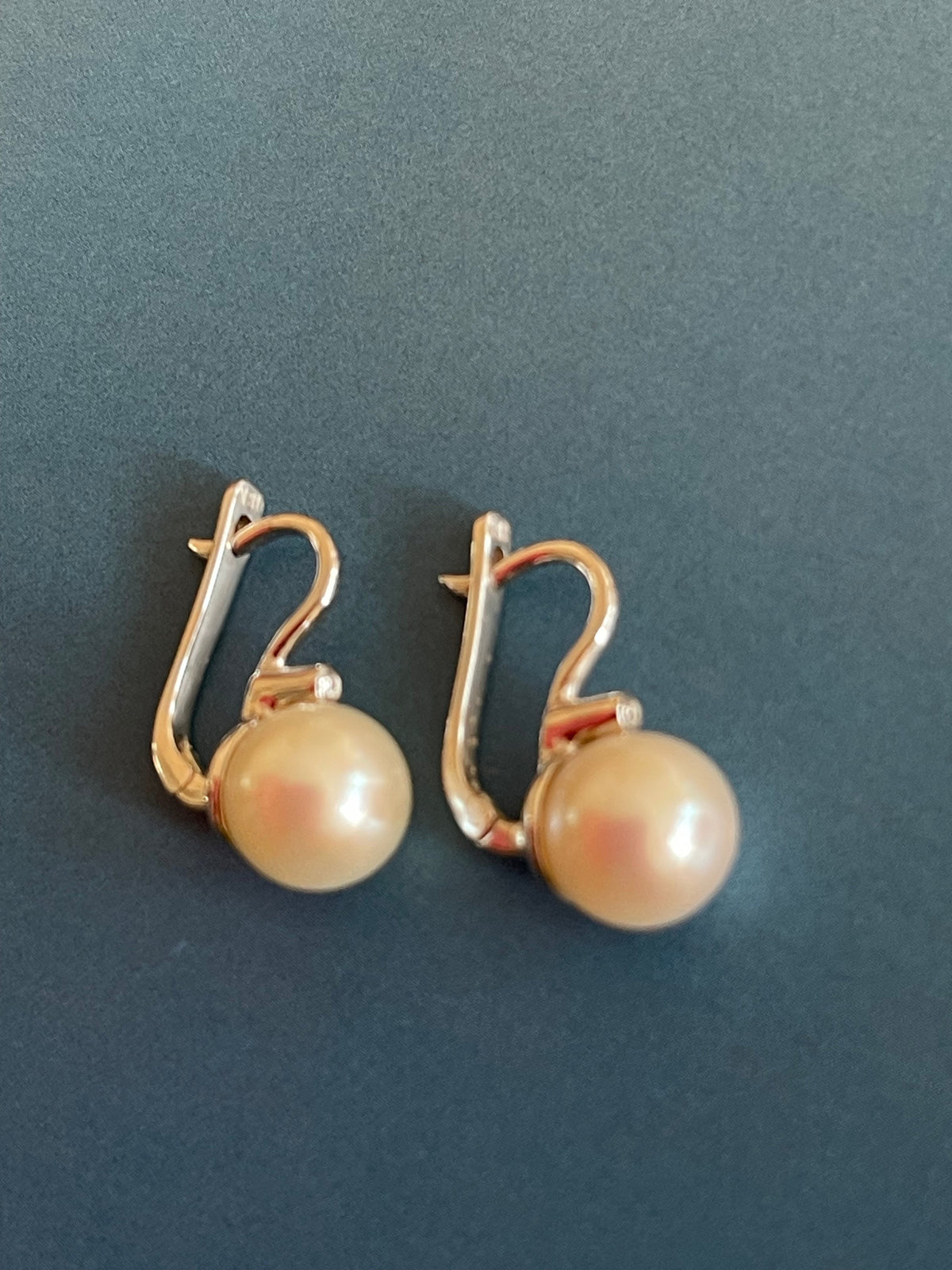 Boucles d'oreilles en or blanc 18 carats avec diamants et perles, fermoir à levier
