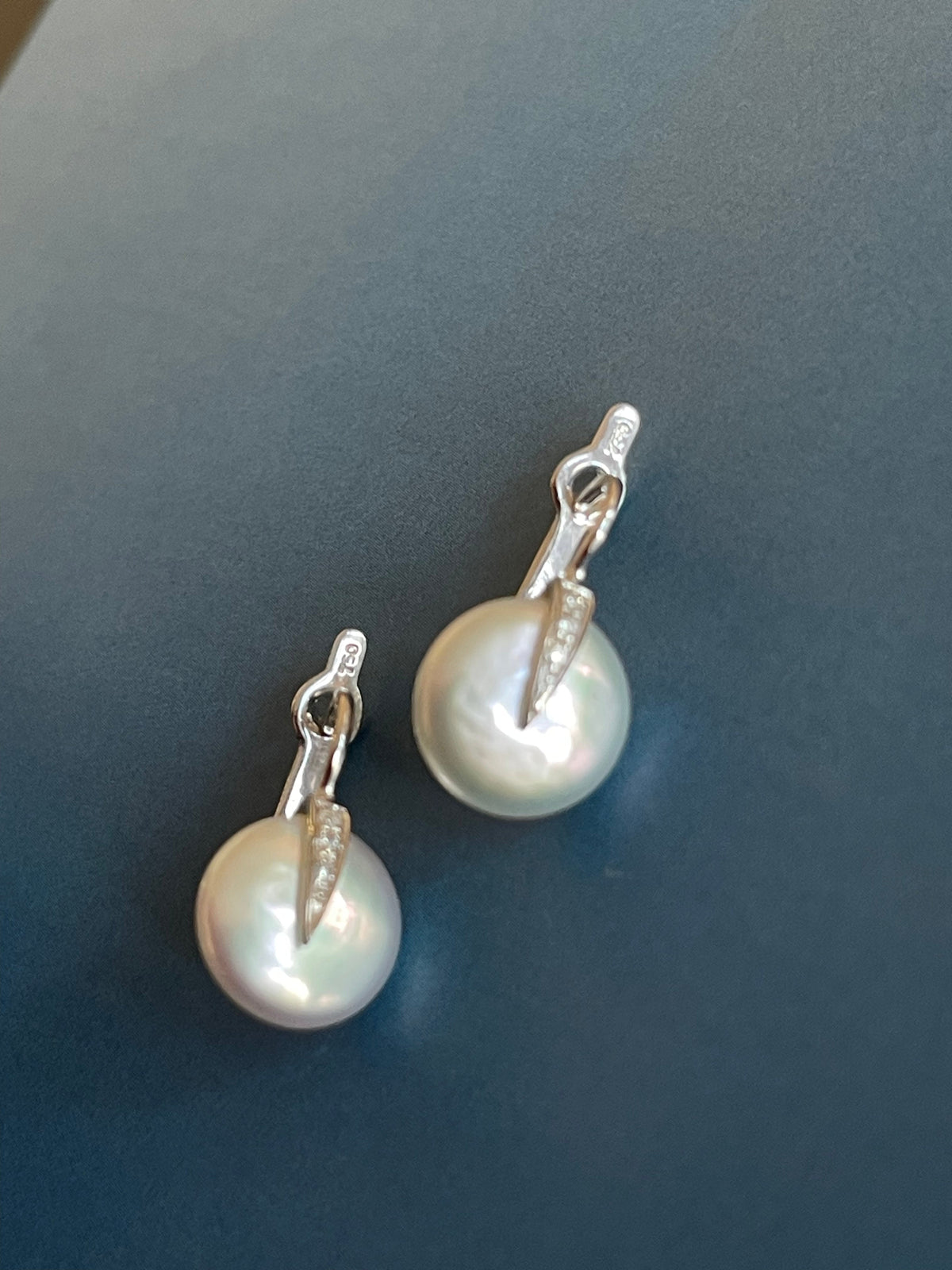 Boucles d'oreilles en or blanc 18 carats avec diamants et perles, fermoir à levier