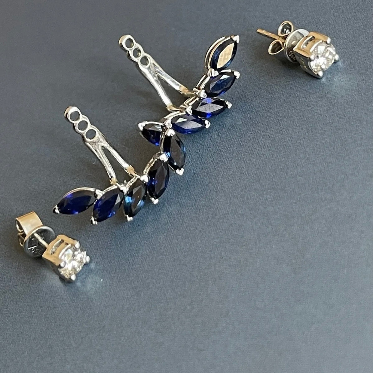 Boucles d'oreilles en or blanc serties de saphirs et de diamants.