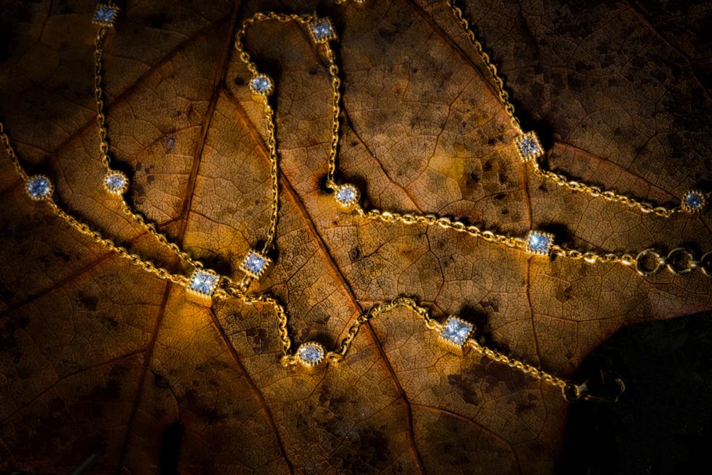  Bracciale in oro giallo 18 carati con diamanti e catena a intervalli da oltre mezzo carato