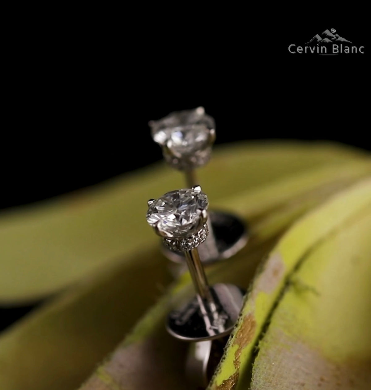  Orecchini in oro bianco con diamanti solitari da 0,57 ct