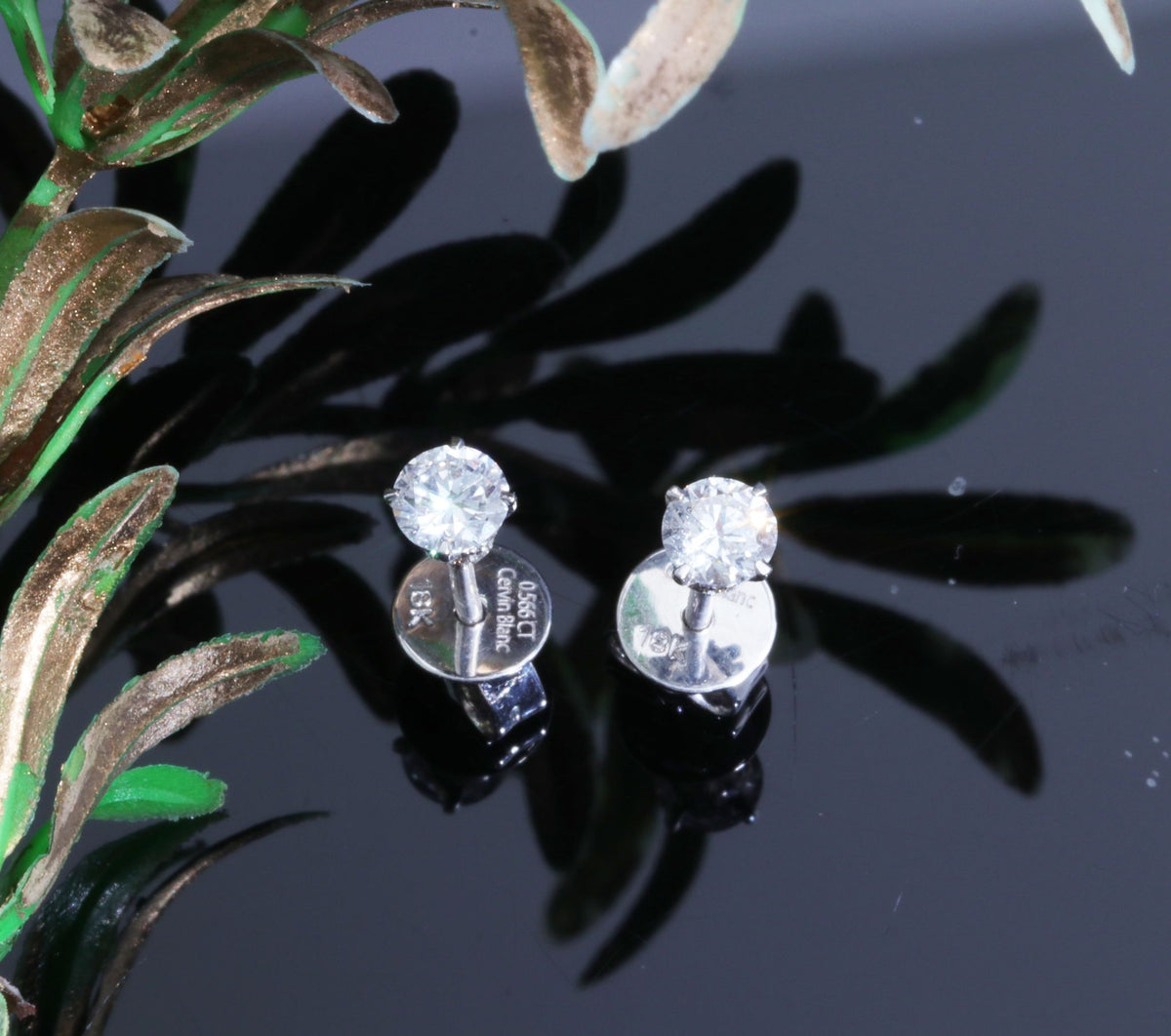  Orecchini in oro bianco con diamanti solitari da 0,57 ct