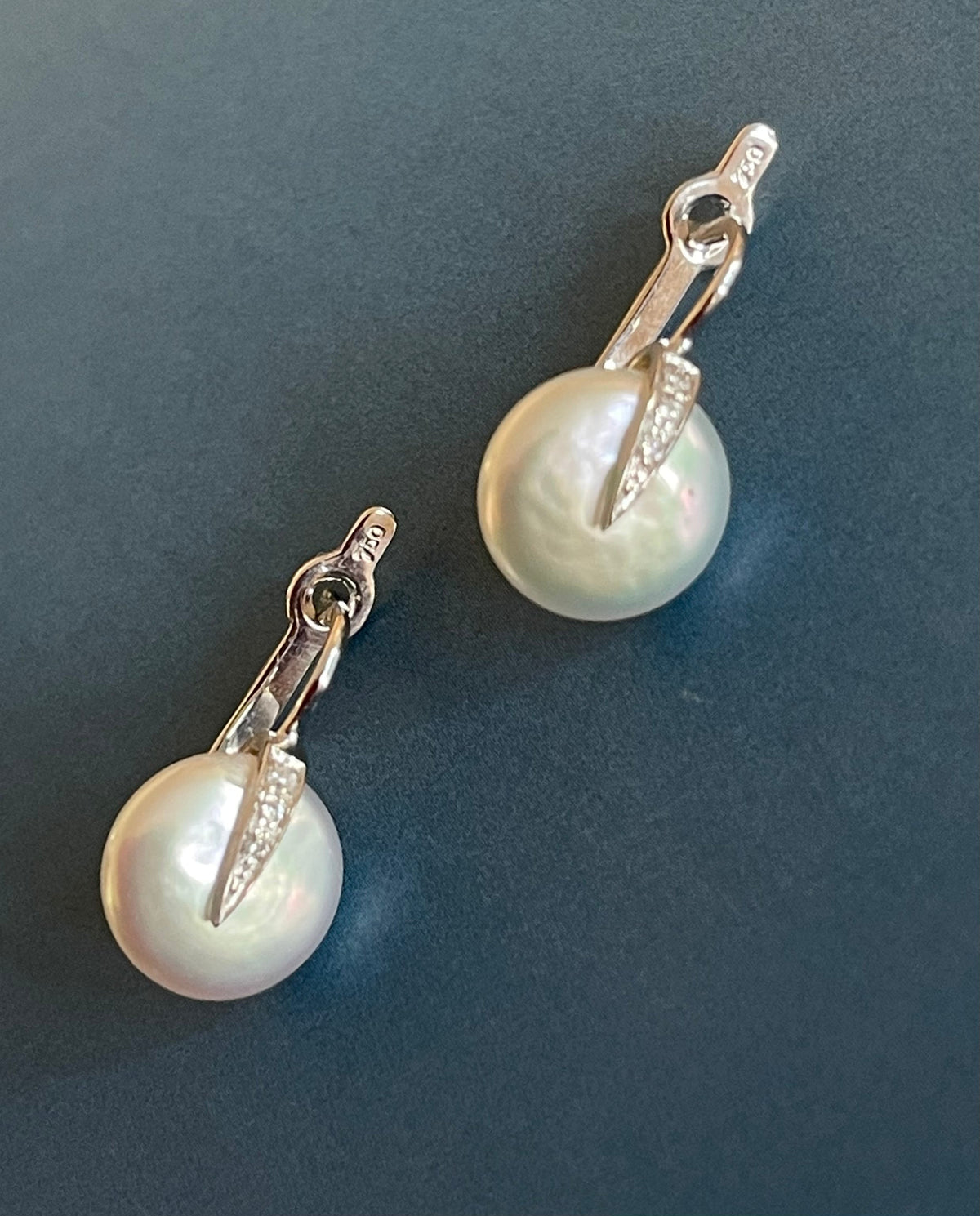 Boucles d'oreilles en or blanc 18 carats avec diamants et perles, fermoir à levier