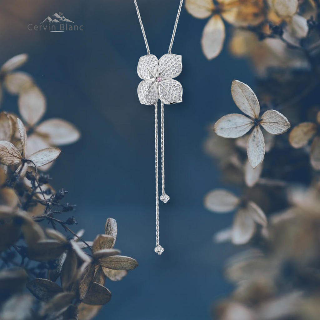 Halskette mit Hortensienanhänger aus 18-karätigem Weißgold und Diamanten (1,80 ct)