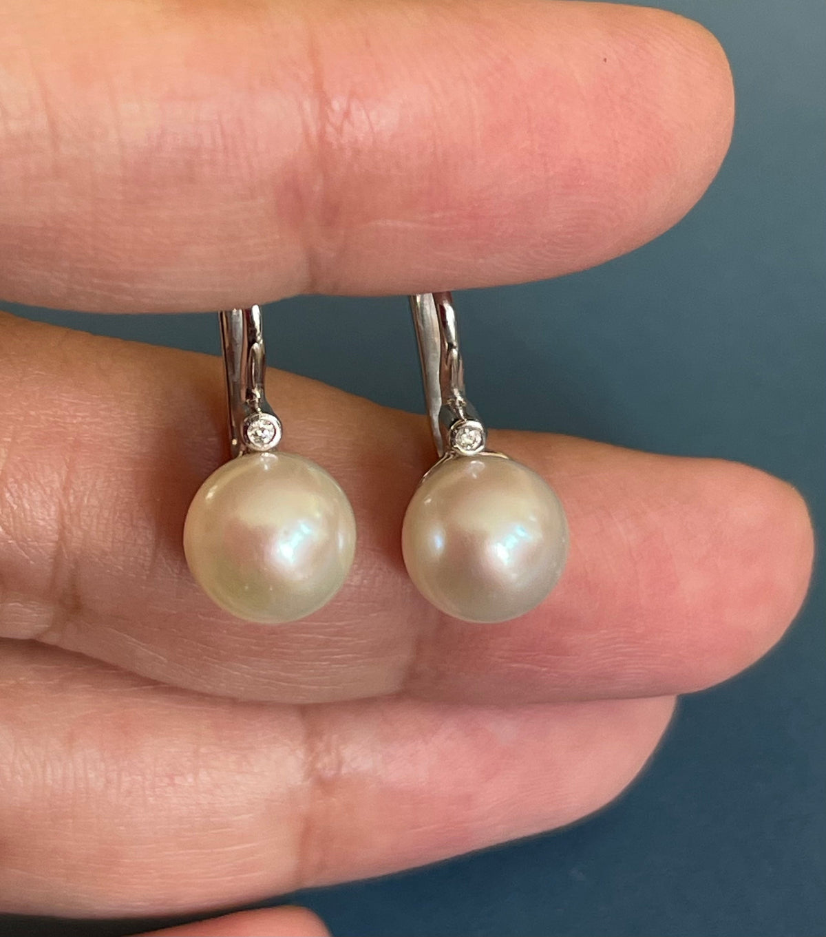 Boucles d'oreilles en or blanc 18 carats avec diamants et perles, fermoir à levier