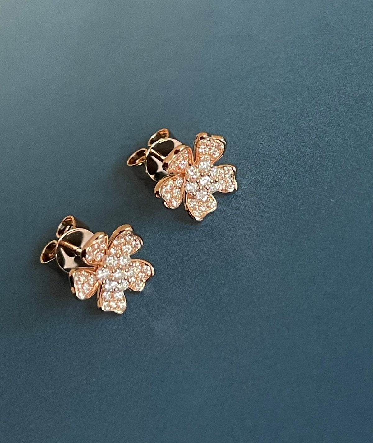 Boucles d'oreilles en diamant en forme de trèfle, en or rose 18 carats.