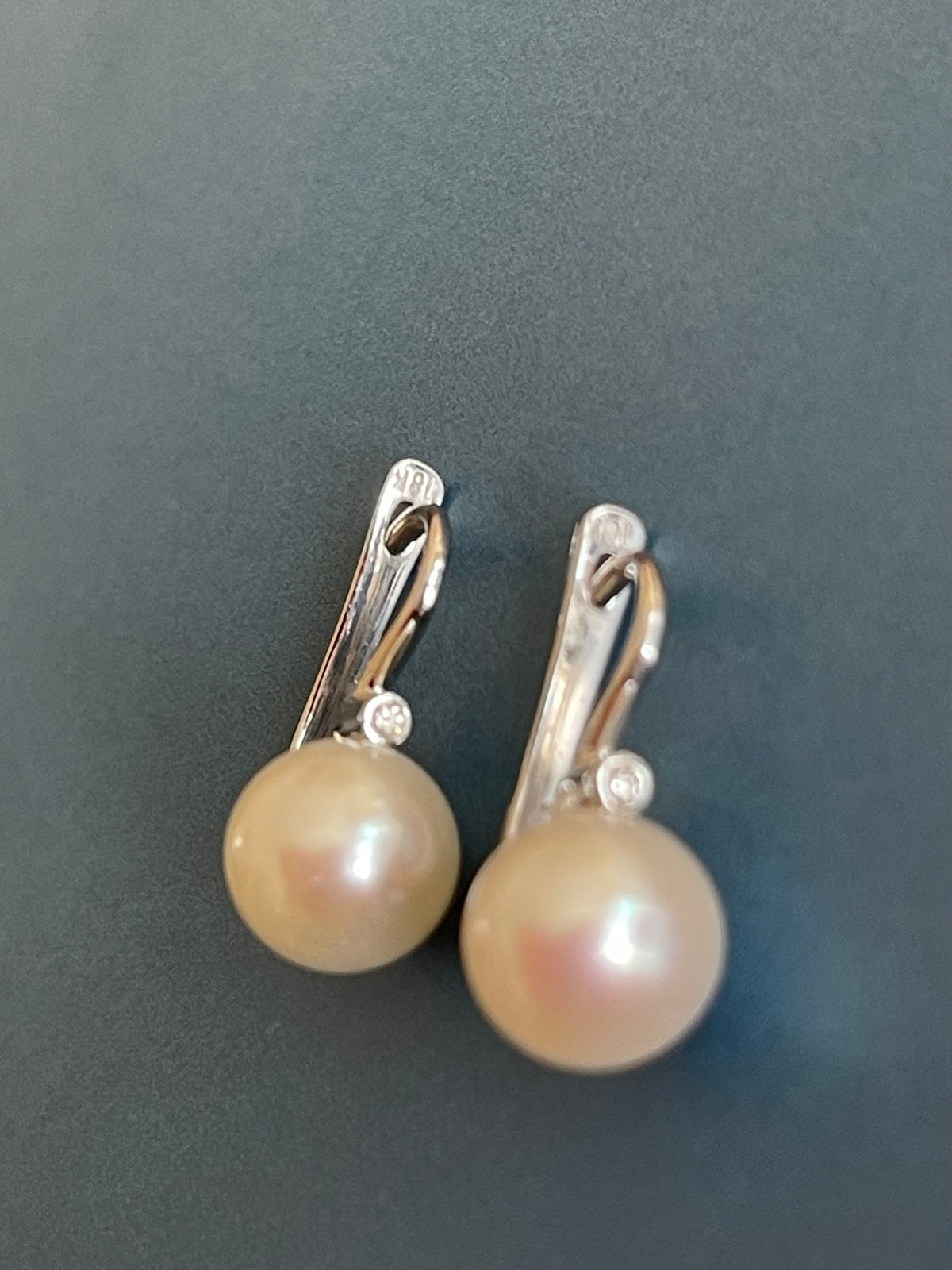 Boucles d'oreilles en or blanc 18 carats avec diamants et perles, fermoir à levier