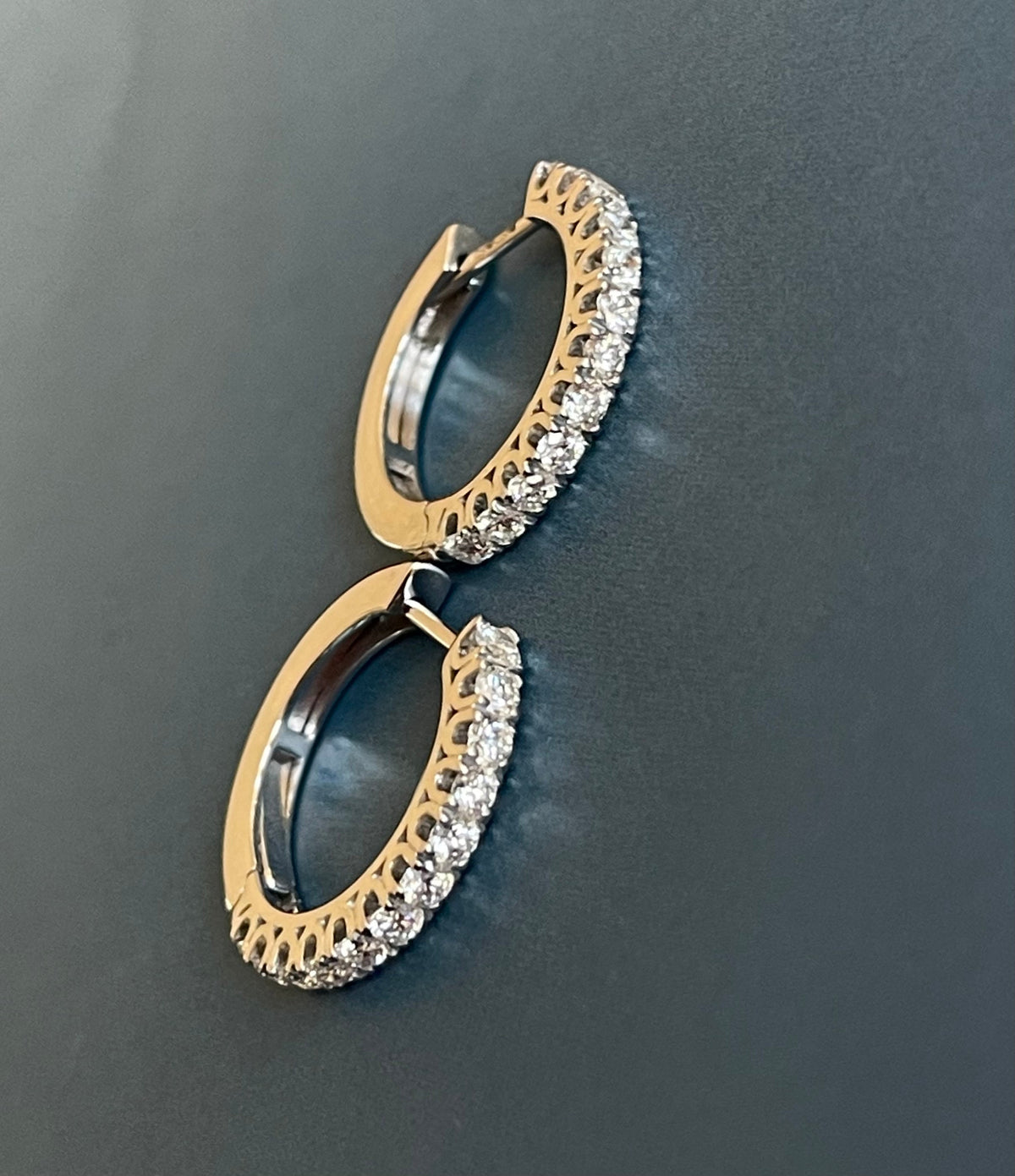 Boucles d'oreilles créoles en or blanc 18 carats serties de diamants (1 carat).