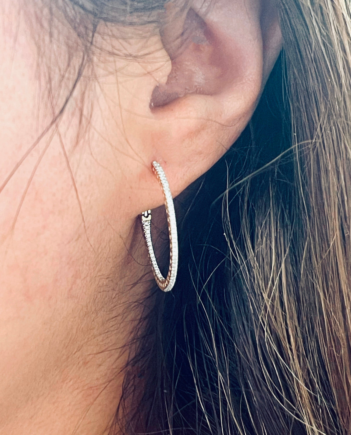 Boucles d'oreilles créoles en or blanc 18 carats serties de diamants (0,50 ct).