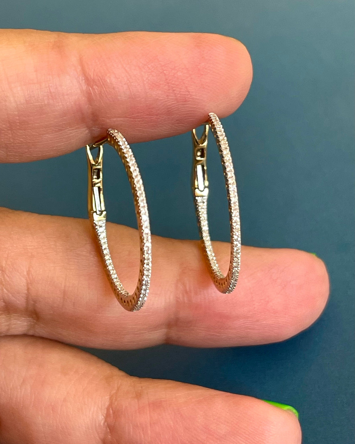Boucles d'oreilles en or jaune 18 carats, serties de diamants (0,50 ct à l'intérieur et à l'extérieur).