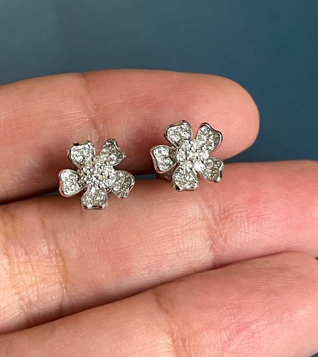 Boucles d'oreilles en diamant en forme de trèfle, puces d'oreilles en or blanc 18 carats