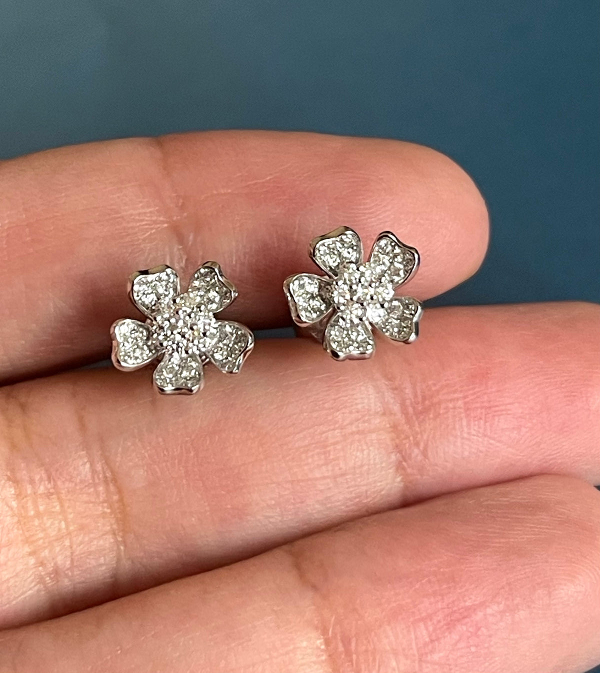 Boucles d'oreilles en diamant en forme de trèfle, puces d'oreilles en or blanc 18 carats