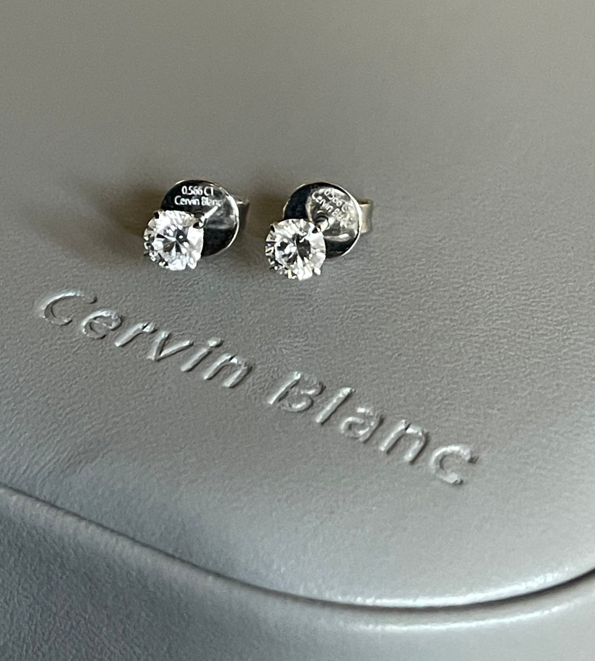  Orecchini in oro bianco con diamanti solitari da 0,57 ct
