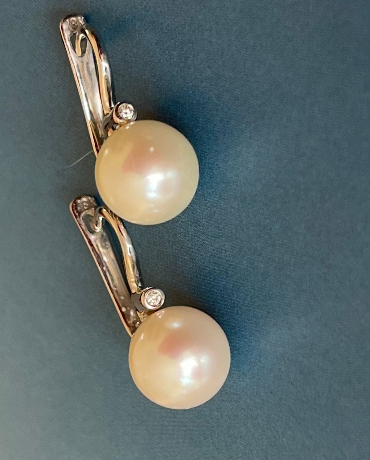 Boucles d'oreilles en or blanc 18 carats avec diamants et perles, fermoir à levier