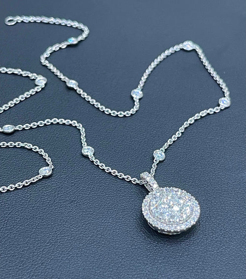 Collier en or 18 carats serti de diamants et orné d'une chaînette à diamants dispersés