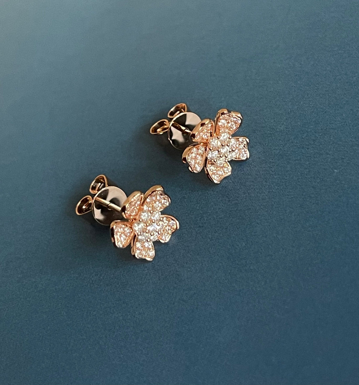 Boucles d'oreilles en diamant en forme de trèfle, en or rose 18 carats.