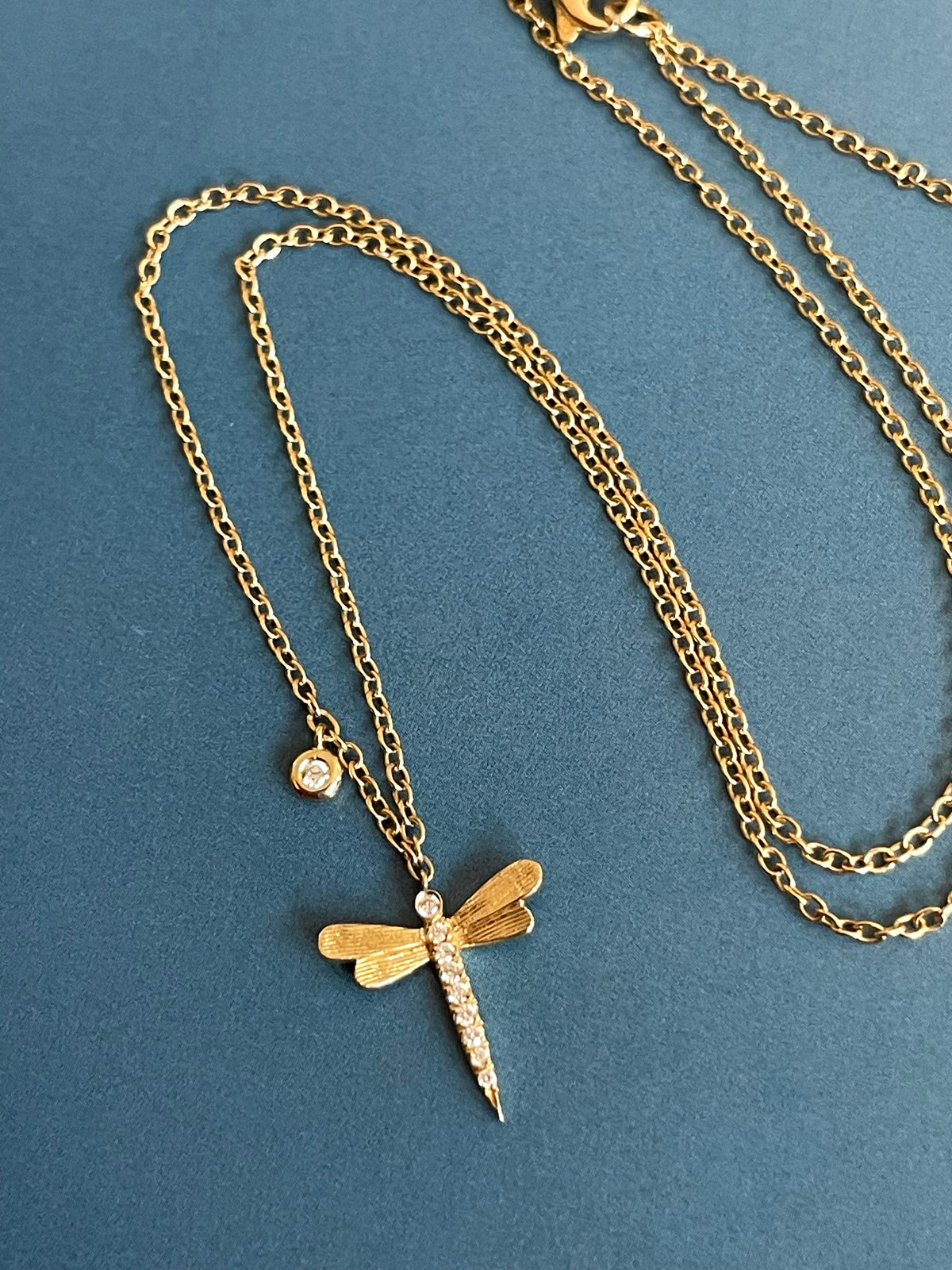  Collana in oro giallo 18 carati con diamanti, ciondolo a forma di libellula con ciondolo solitario
