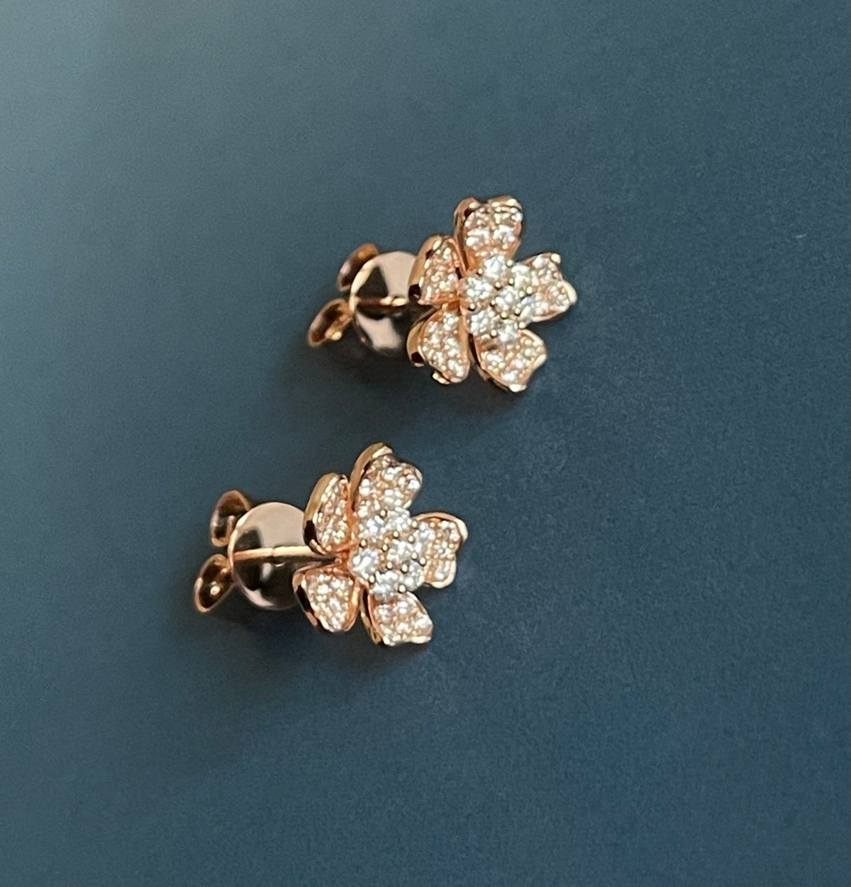 Boucles d'oreilles en diamant en forme de trèfle, en or rose 18 carats.