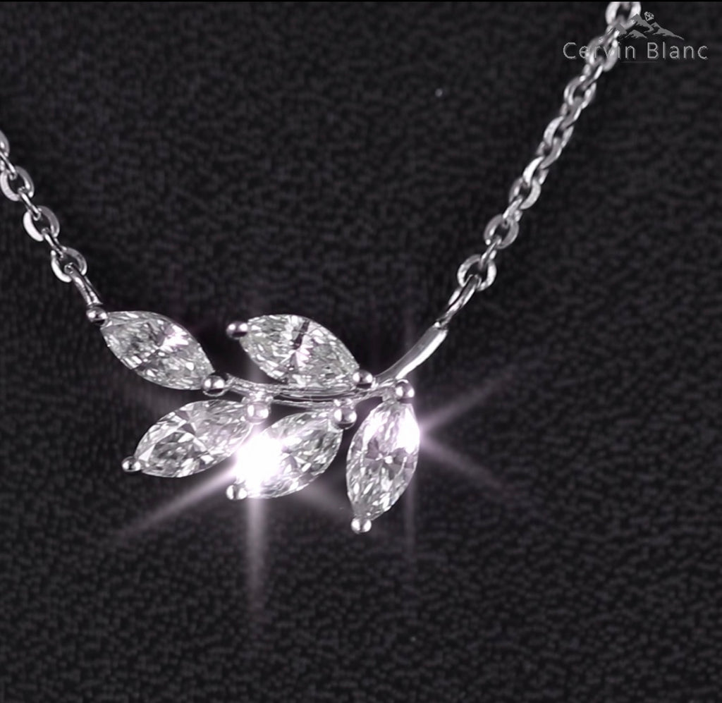 Collier en or blanc 18 carats serti d'un diamant taille marquise de 1,15 carat, formant une feuille.